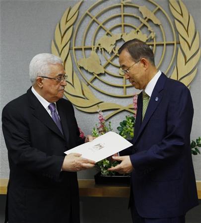 الرئيس الفلسطيني وهو يقدم طلب فلسطين